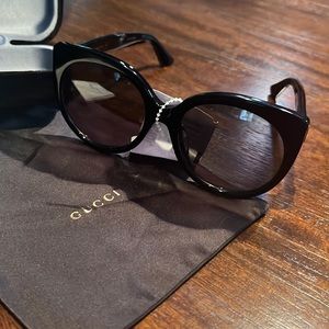 Authentic GUCCI sunglasses with Gucci hard case, soft bag and Gucci towelette.